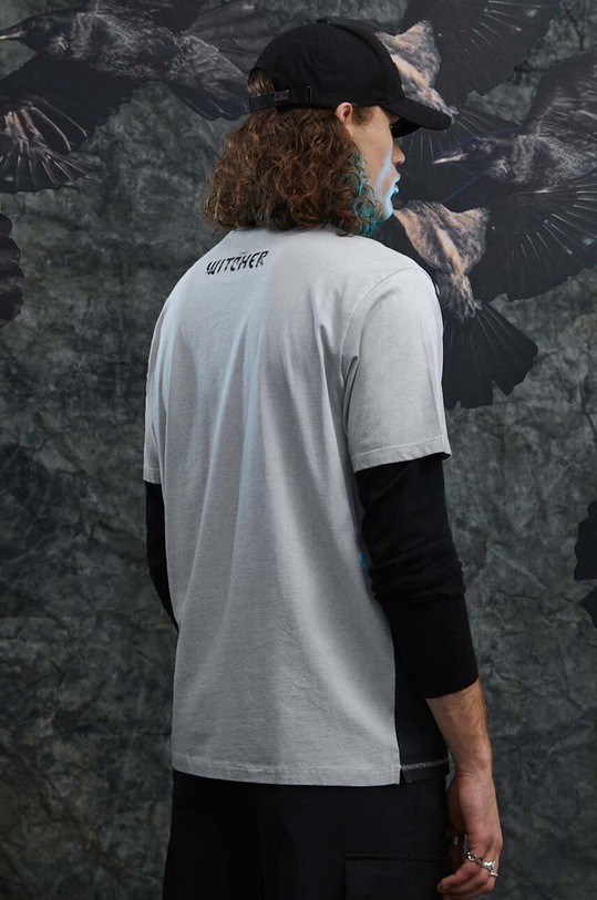 Oblečení Bavlněné tričko pánské z kolekce The Witcher x Medicine šedá barva RW23.TSM986 šedá