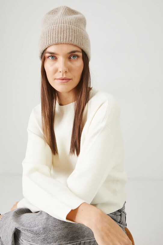 Czapka z kaszmiru damska beanie kolor beżowy średniej grubości beżowy RW24.CAD800