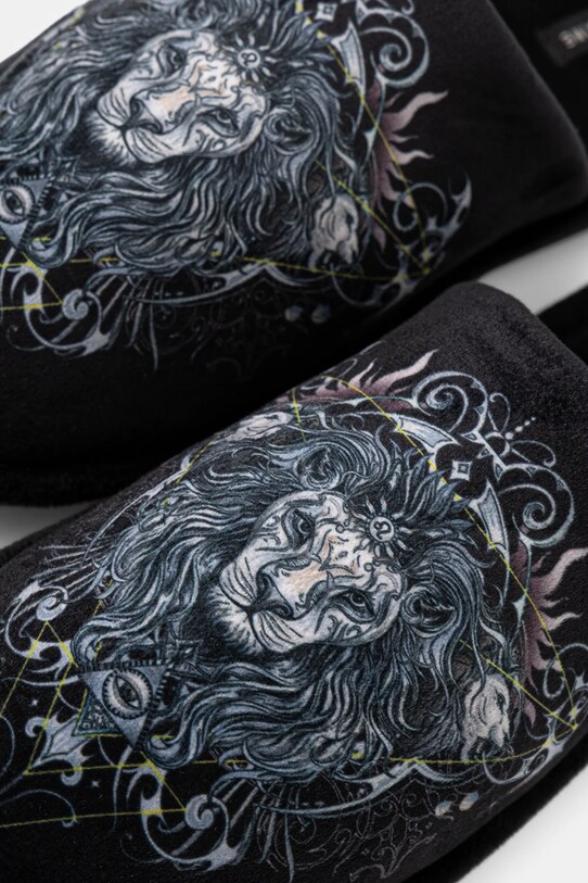 Obuwie Kapcie męskie z nadrukiem kolor czarny RW24.KAM800 czarny