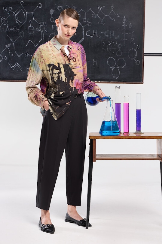 Koszula damska z kolekcji Science by Peter Smolka kolor multicolor aplikacja multicolor RW24.KDD451