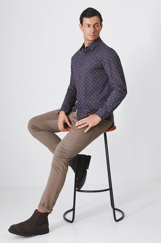 Koszula męska z kołnierzykiem klasycznym wzorzysta kolor granatowy RW24.KDM801 granatowy RW24