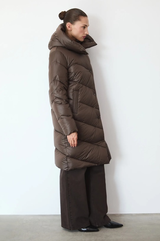 Płaszcz puchowy damski pikowany RW24.KPD701 brązowy