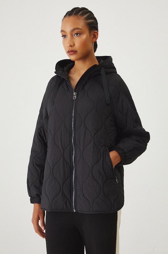 Kurtka damska oversize pikowana kolor czarny z kapturem czarny RW24.KUD300