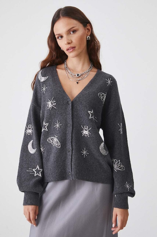 Kardigán s prímesou vlny s ozdobnou aplikáciou šedá farba nášivka sivá RW24.SWD501
