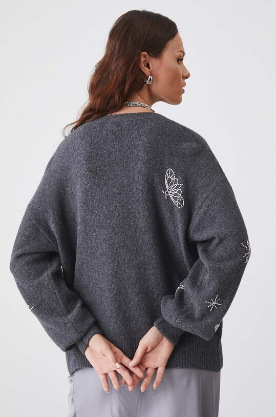 Oblečenie Kardigán s prímesou vlny s ozdobnou aplikáciou šedá farba RW24.SWD501 sivá