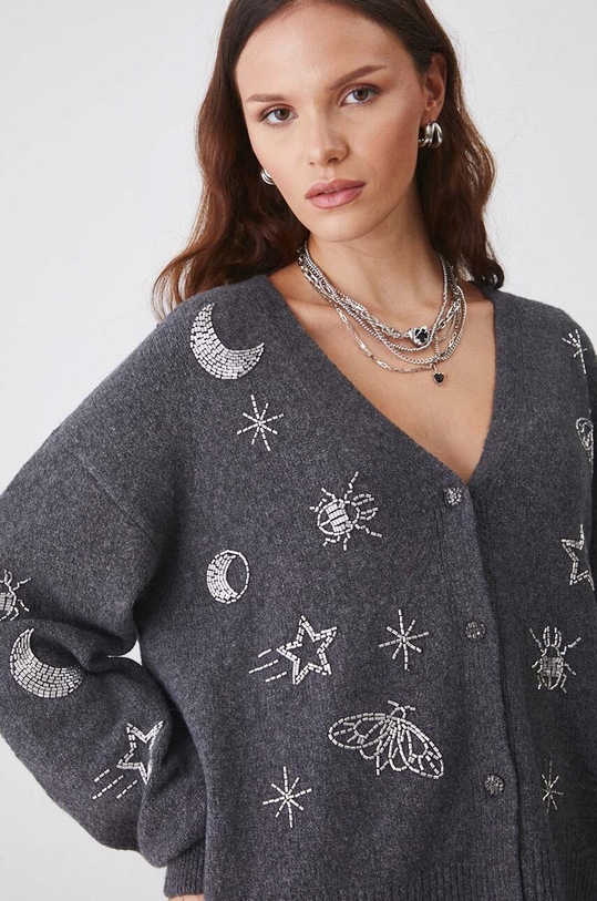 Kardigán s prímesou vlny s ozdobnou aplikáciou šedá farba sivá RW24.SWD501