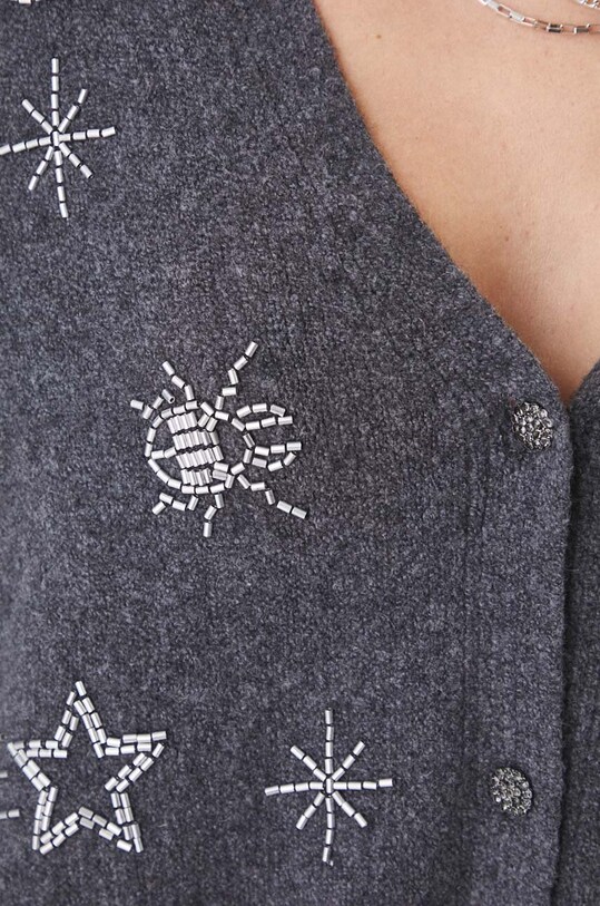 Kardigán s prímesou vlny s ozdobnou aplikáciou šedá farba RW24.SWD501 sivá