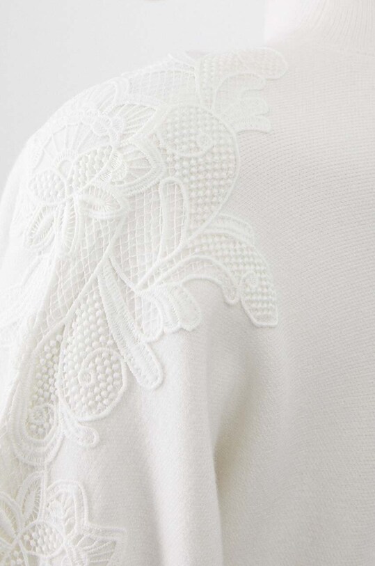 Sweter damski z ozdobną aplikacją kolor beżowy RW24.SWD506 beżowy