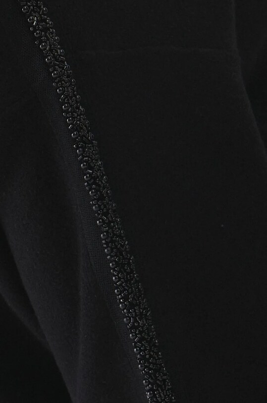 Sweter damski z ozdobną aplikacją kolor czarny RW24.SWD709