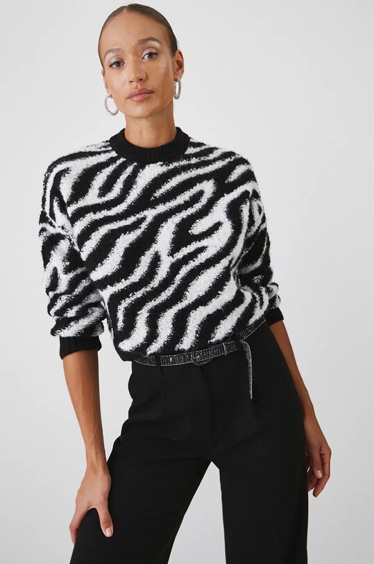 Sweter damski ze zwierzęcym wzorem kolor czarny średniej grubości czarny RW24.SWD976