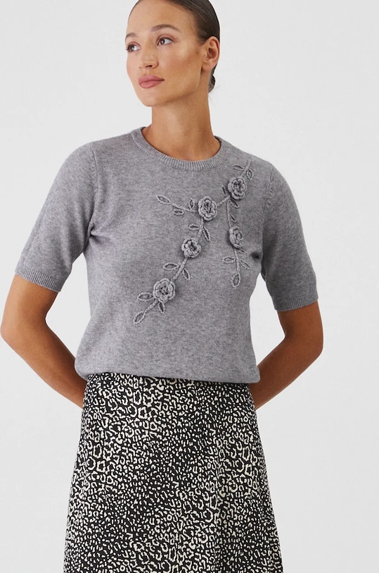 Svetr dámský s ozdobnou aplikací šedá barva tenká šedá RW24.SWDA70