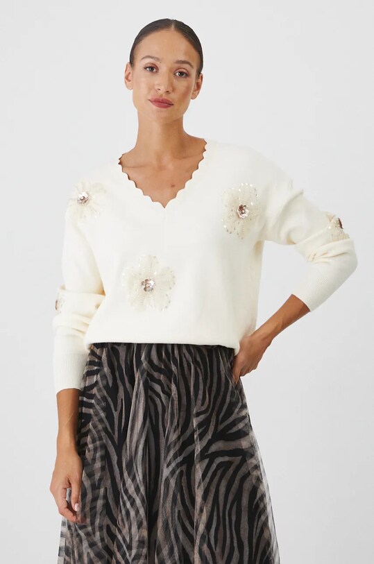 Sweter damski z ozdobną aplikacją kolor beżowy beżowy RW24.SWDA74
