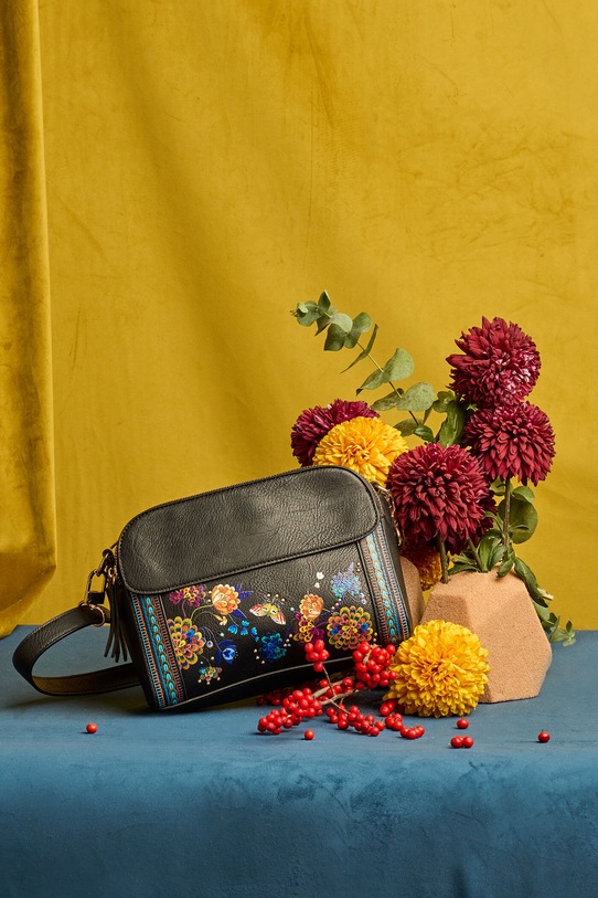 Kabelka dámska z kolekcie Karolina Matyjaszkowicz x Medicine čierna farba imitácia kože čierna RW24.TODB52