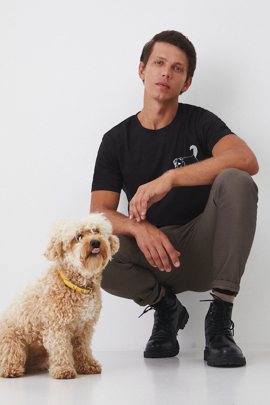 T-shirt bawełniany męski z kolekcji na Dzień Psa z domieszką elastanu z nadrukiem kolor czarny okrągły czarny RW24.TSM431