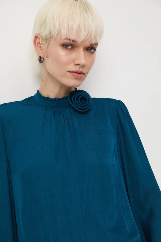 Blúzka s ozdobou v tvare kvetu tyrkysová RW25-BDDA00