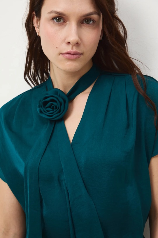 Bluzka damska z ozdobą w kształcie kwiatu turkusowy RW25-BKDC00