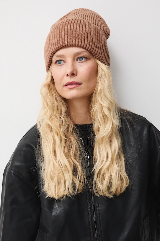 Czapka damska beanie prążkowana średniej grubości beżowy RW25-CDD052