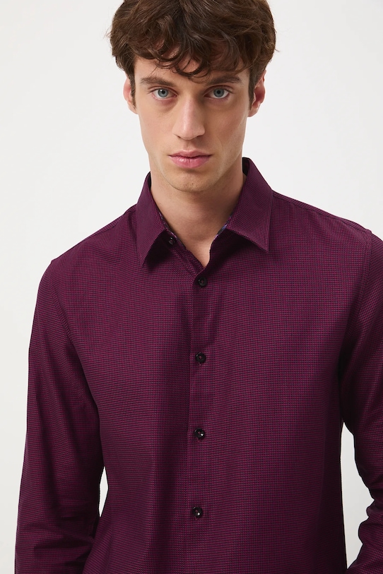 Košile pánská s klasickým límcem s jemným vzorem burgundské RW25-KDM700