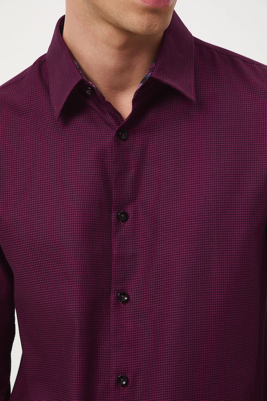 Košile pánská s klasickým límcem s jemným vzorem RW25-KDM700 burgundské