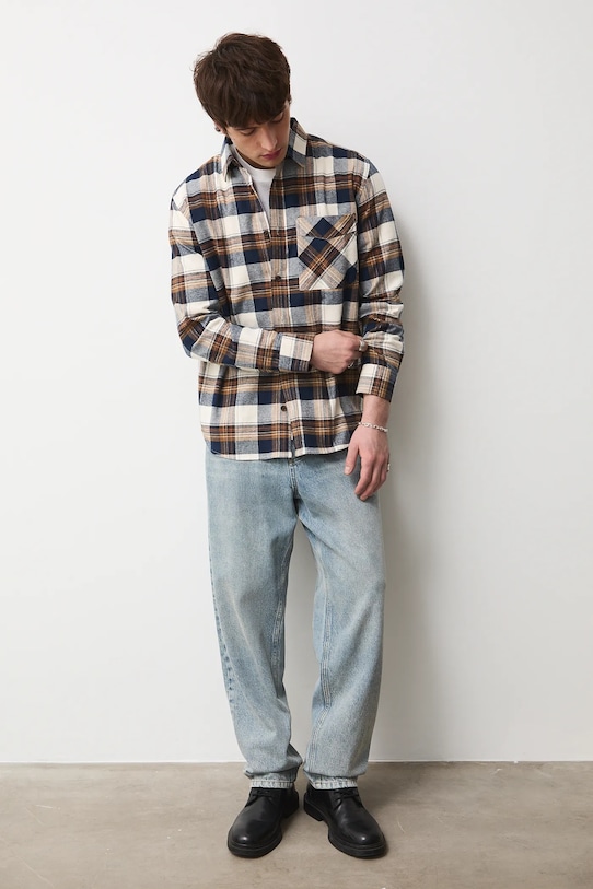 Bavlnená košeľa s klasickým károvaným golierom regular béžová RW25-KDM903