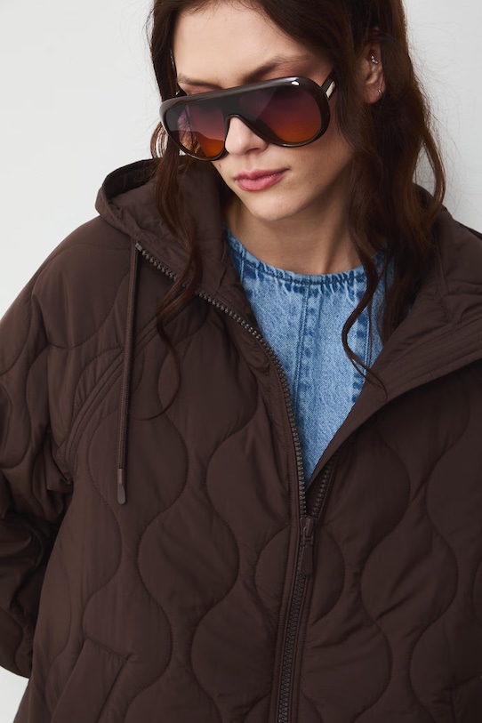 Kurtka pikowana damska brązowy RW25-KUD304