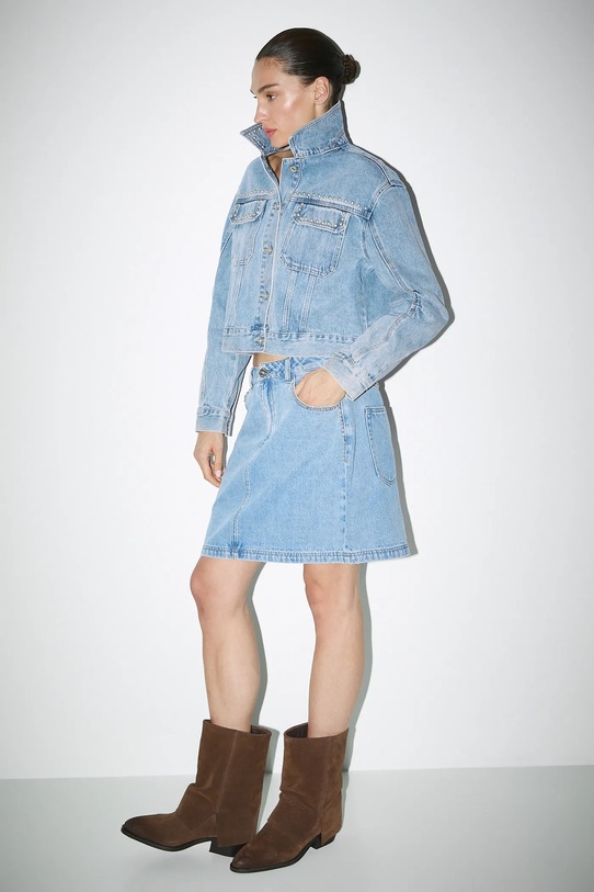 Kurtka jeansowa bawełniana damska z ozdobnymi nitami jeans niebieski RW25-KUD308