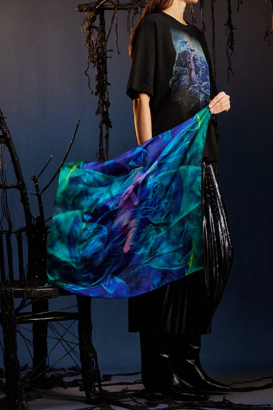 Chusta jedwabna damska z kolekcji Zdzisław Beksiński x Medicine tkanina multicolor RW25-SADA50