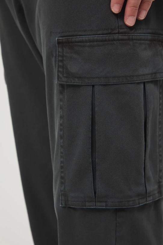 Spodnie bawełniane męskie tapered z elastanem i kieszeniami cargo szary RW25-SPM803