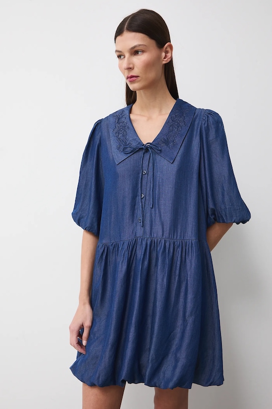 Odzież Sukienka jeansowa damska mini z ozdobnym haftem RW25-SUD902 granatowy