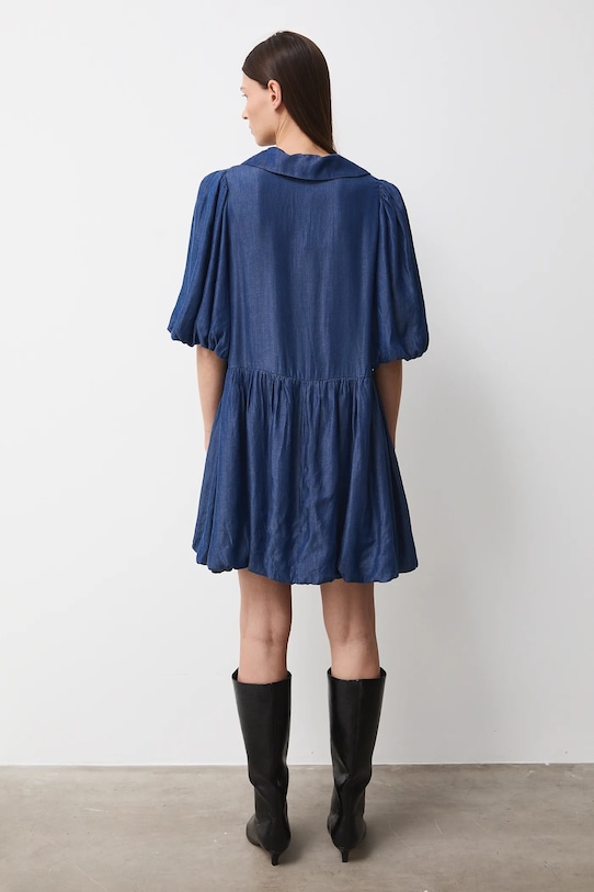 Sukienka jeansowa damska mini z ozdobnym haftem granatowy RW25-SUD902