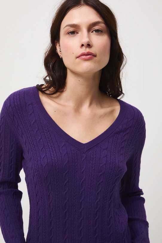 Sweter damski z warkoczowym splotem fioletowy RW25-SWD052
