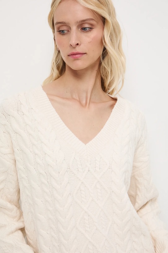 Sweter damski z warkoczowym splotem beżowy RW25-SWD073