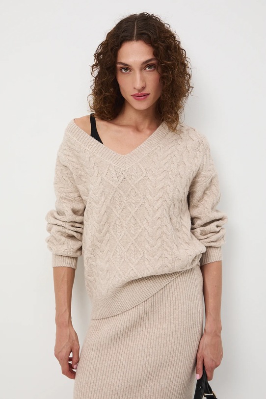 Sweter damski z warkoczowym splotem RW25-SWD073 beżowy RW25
