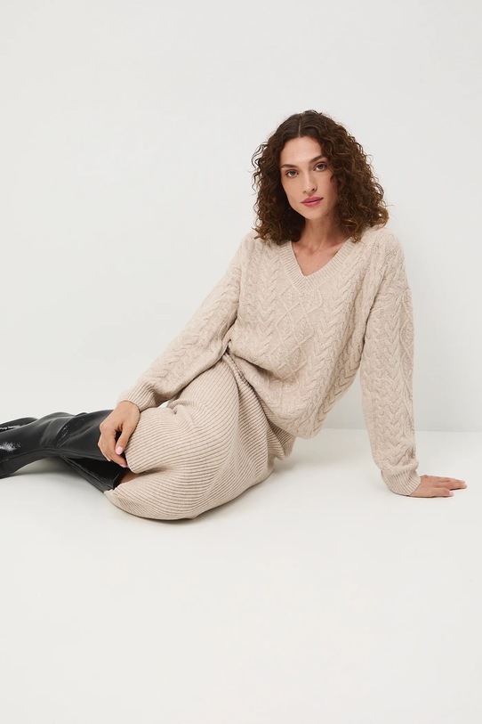 Sweter damski z warkoczowym splotem beżowy RW25-SWD073