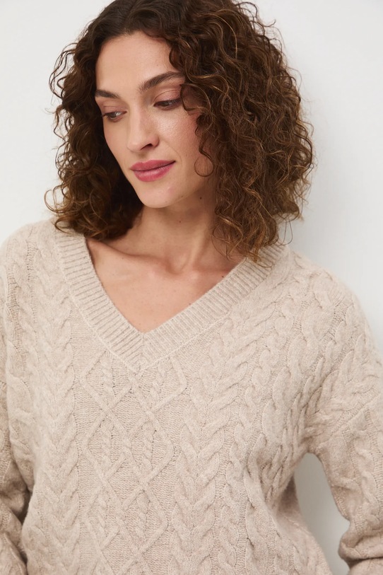 Sweter damski z warkoczowym splotem RW25-SWD073 beżowy