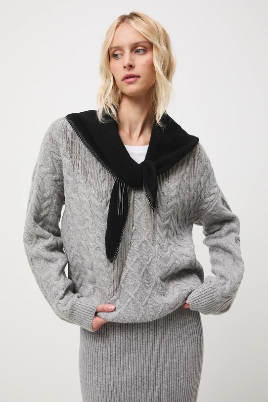 Sweter damski z warkoczowym splotem szary RW25-SWD073