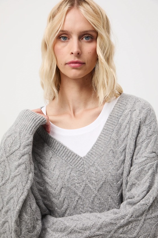 Sweter damski z warkoczowym splotem RW25-SWD073 szary