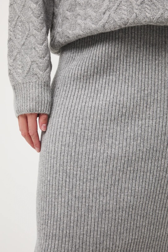Sweter damski z warkoczowym splotem RW25-SWD073