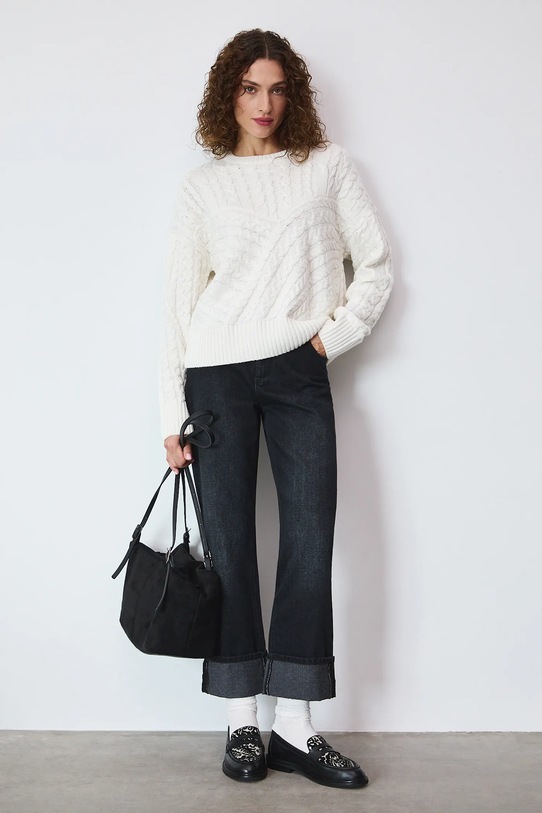 Sweter damski z warkoczowym splotem RW25-SWD609 beżowy RW25