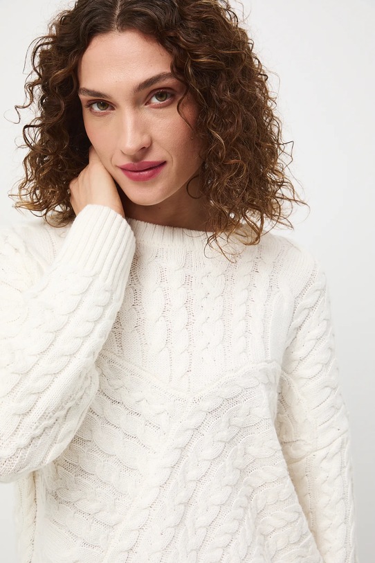 Sweter damski z warkoczowym splotem beżowy RW25-SWD609