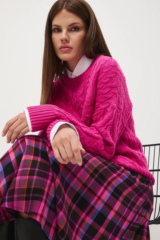 Sweter damski z warkoczowym splotem gładkie różowy RW25-SWD609