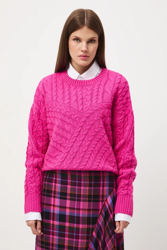 Sweter damski z warkoczowym splotem różowy RW25-SWD609