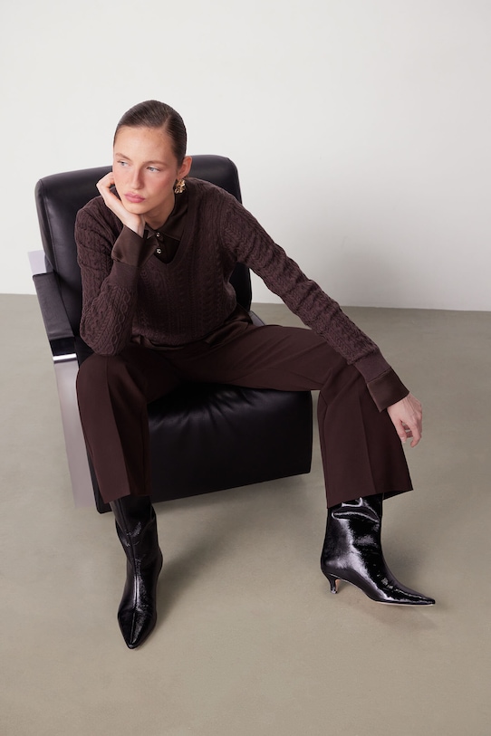 Sweter z wełny merino damski z warkoczowym splotem cienka brązowy RW25-SWD813