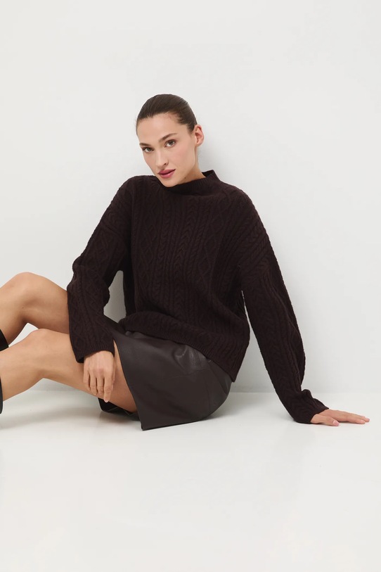 Sweter damski z warkoczowym splotem średniej grubości brązowy RW25-SWD817