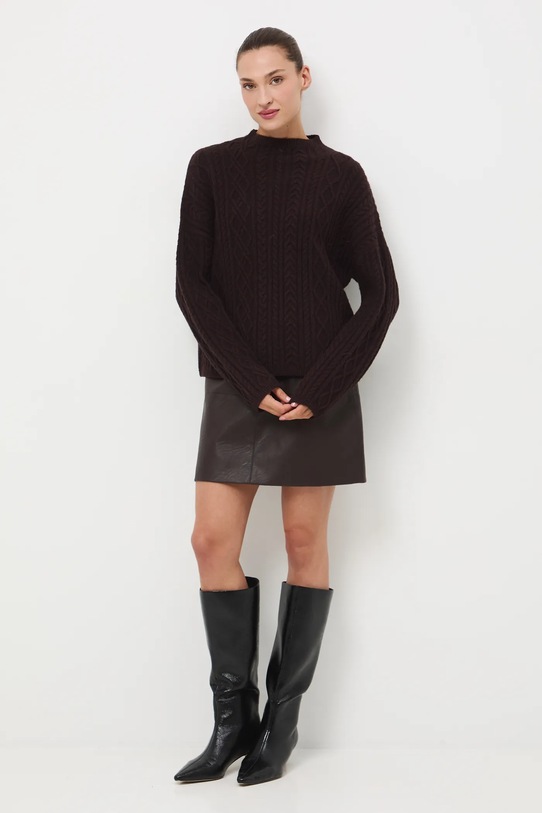 Sweter damski z warkoczowym splotem RW25-SWD817 brązowy RW25
