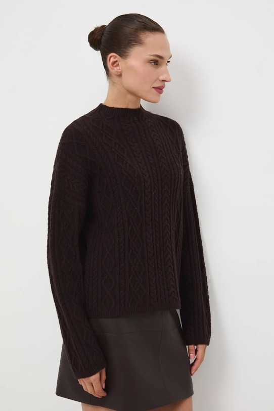 Sweter damski z warkoczowym splotem brązowy RW25-SWD817