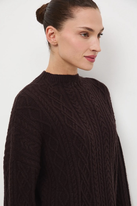 Sweter damski z warkoczowym splotem RW25-SWD817 brązowy