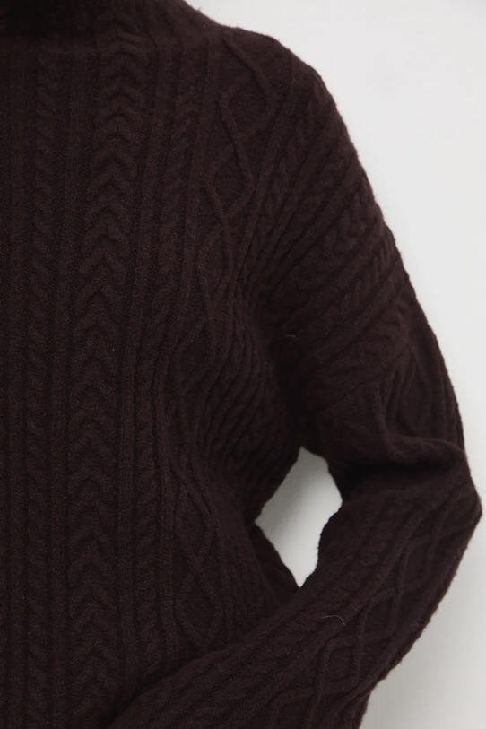 Sweter damski z warkoczowym splotem RW25-SWD817
