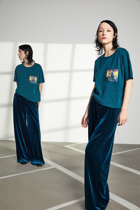 T-shirt bawełniany damski z kolekcji Tajemniczy Świat Medicine okrągły turkusowy RW25-TSD555