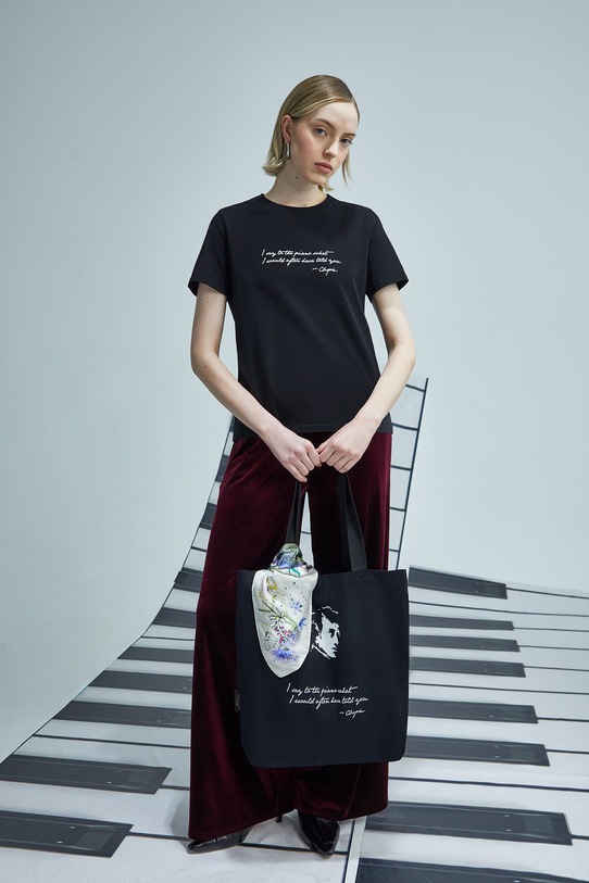 T-shirt bawełniany damski z ozdobnym haftem bawełna czarny RW25-TSD759